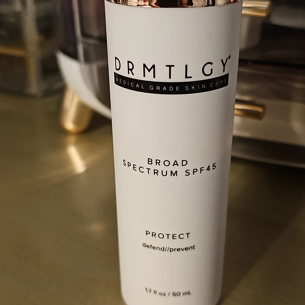 COPY - Universal Tinted moisturizer and Broad Spectrum SPF45 PROTECT defend/pr… - Picture 3 of 5